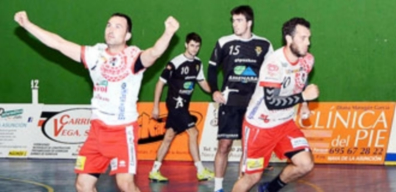 Victoria por partida doble 1 Carlos Villagrán celebra una victoria del Viveros Herol Nava durante la presente temporada. / AMADOR MARUGÁN