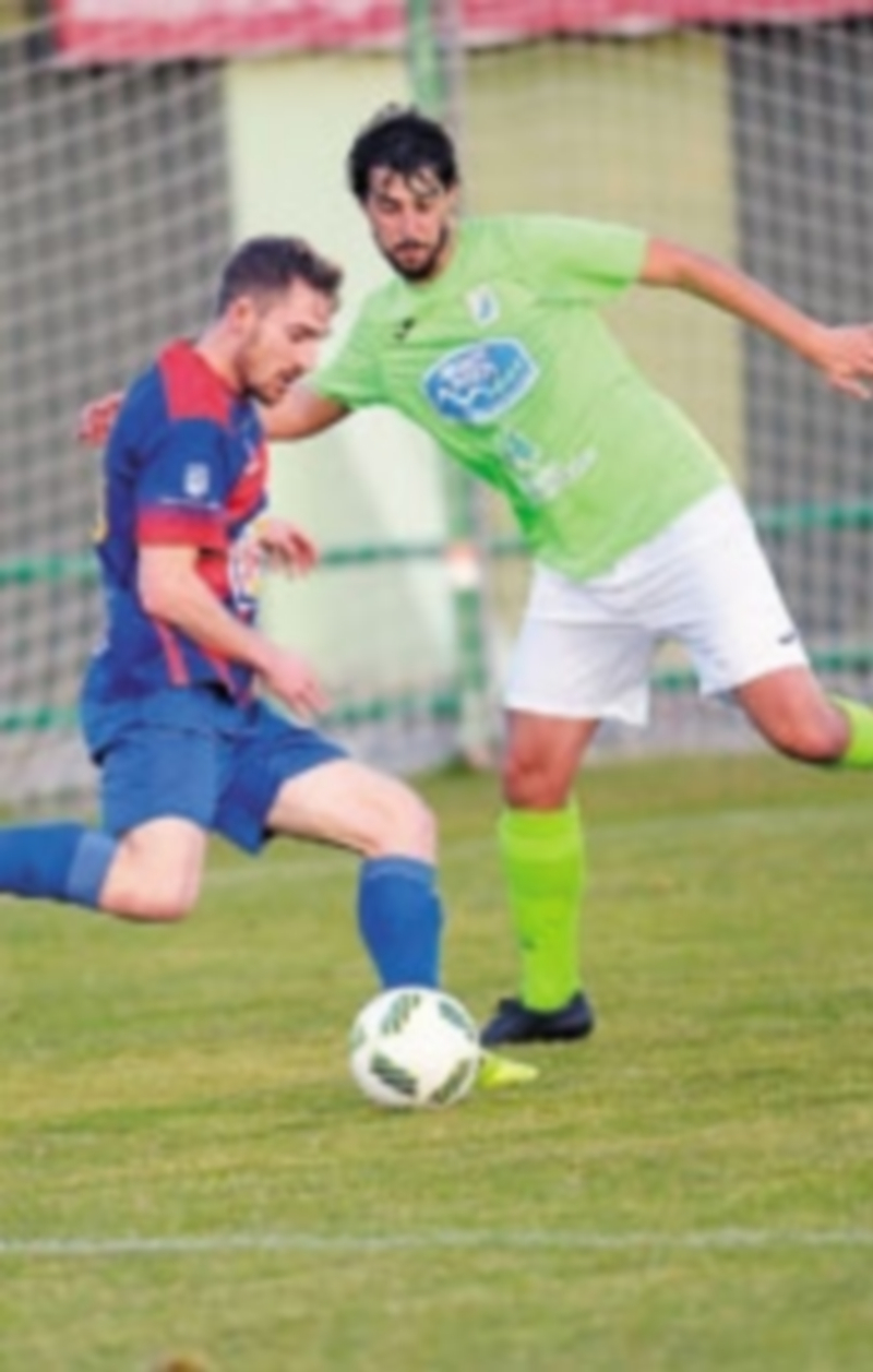 El campeón no tira partidos 1 El delantero de la Segoviana Dani Arribas se dispone a centrar ante la presión de un rival de la SD Almazán. / KAMARERO