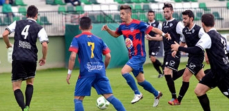 Más líder, más historia 1 Dani Calleja controla la pelota perseguido por varios jugadores del Atlético Bembibre durante el partido jugado en La Albuera. / KAMARERO