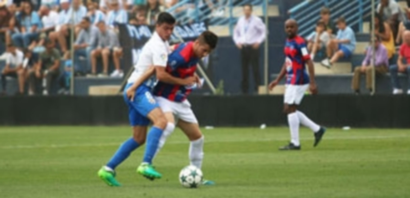 Difícil, pero no imposible 1 José Carlos presiona con insistencia a Dani Calleja en un momento del encuentro jugado en el campo de la Federación Malagueña de Fútbol
