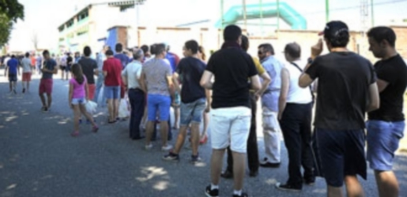 Superando las previsiones 1 Los aficionados hacen cola para entrar al campo en un partido de la Segoviana. / KAMARERO