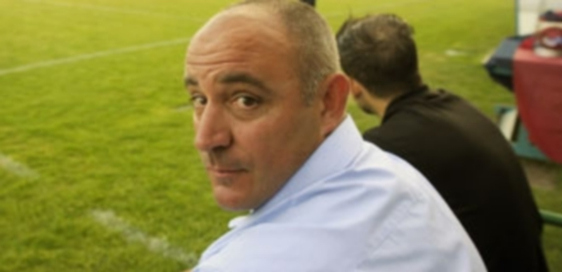 El Aladino de la Segoviana 1 Abraham García mira a la cámara antes del comienzo del encuentro que la Segoviana jugó frente al San José