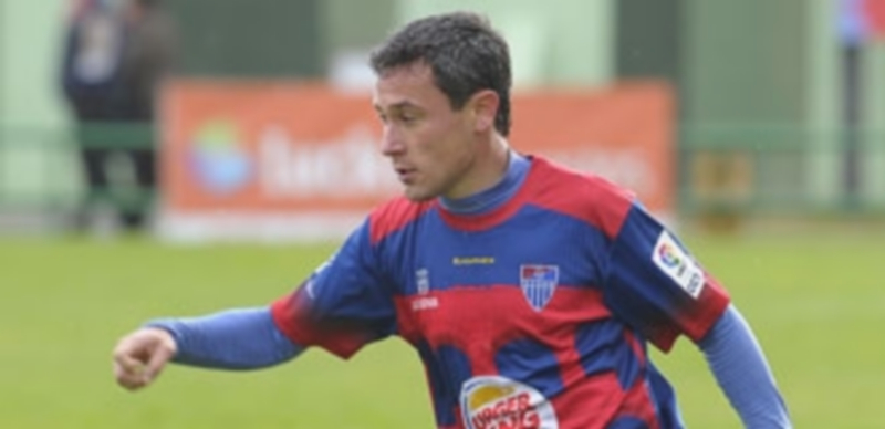 Un adiós por todo lo alto 1 El jugador de la Gimnática Segoviana Víctor Pérez durante el partido frente al Cristo Atlético en La Albuera. / KAMARERO