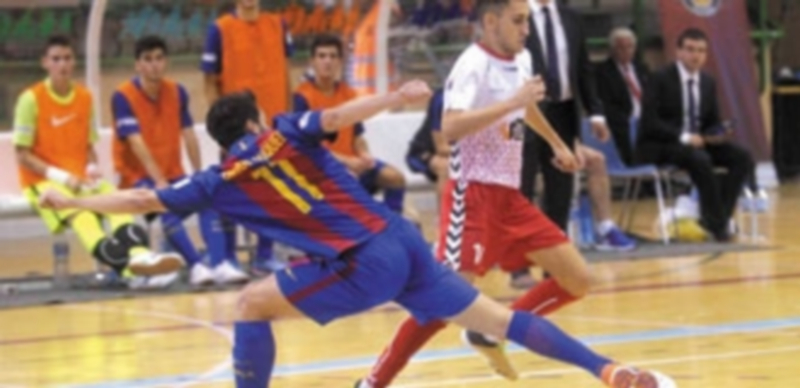 Un equipo de jugones 1 Álex Fuentes trata de superar la entrada de un jugador del FC Barcelona B en un momento de un partido disputado en Segovia. / KAMARERO