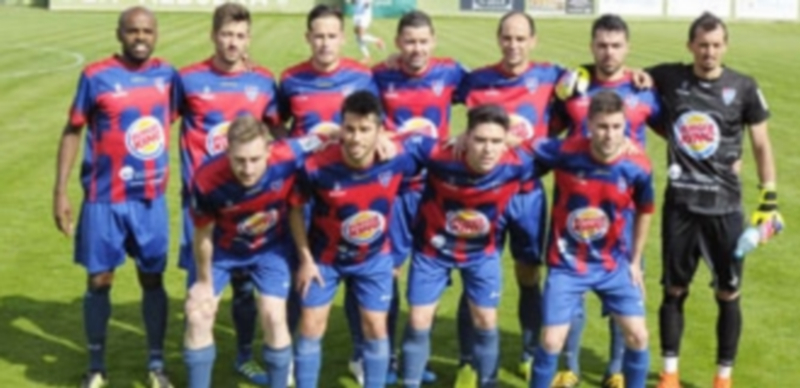 Las renovaciones, cerradas 1 Once inicial de la Segoviana que jugó el partido de vuelta del play off ante el Atlético Malagueño. Todos los jugadores de la fotografía están renovados. / KAMARERO