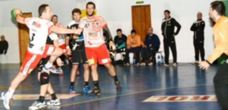 Isma Juárez seguirá aportando goles para el Viveros Herol 1 Isma Juárez entra hasta los seis metros durante un partido del Nava. / A. MARUGÁN