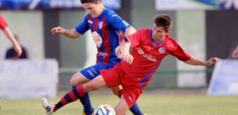No apto para deprimidos 1 Rubén intenta hacerse con el balón ante la presión de un jugador del CD Calahorra durante el partido de ida de la primera eliminatoria del play off jugado en La Albuera. / El Adelantado