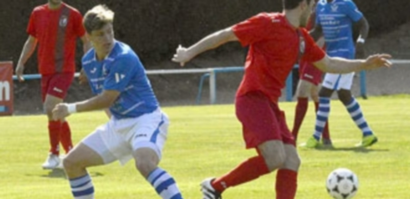 El delantero del CD La Granja Dani Lázaro disputa un balón ante un rival del Real Burgos. / TAMARA DE SANTOS