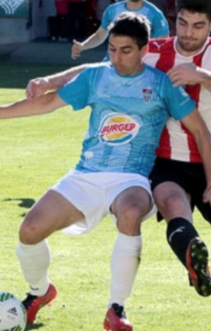 A retomar la senda ganadora 1 El jugador atacante de la Gimnástica Segoviana Quino protege un balón ante la presión de un rival del Zamora./ CARLOS TOYOS