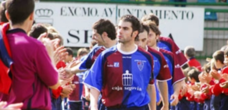 La Segoviana necesita del Astorga para ser campeona en el campo 1 Pasillo de campeón que se le realizó a la Segoviana en el encuentro ante el Íscar de la campaña 2005/06. / KAMARERO