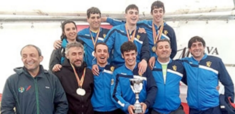 El Río Eresma, subcampeón en la primera prueba regional en Ciudad Rodrigo 1 Los palistas del Río Eresma en el podio. / CLUB RÍO ERESMA