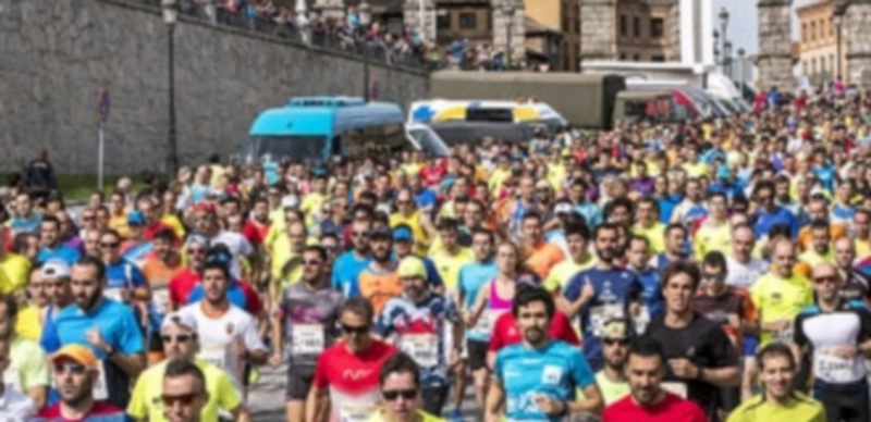 Dos millares de corredores toman salida en la undécima edición del medio maratón ‘Ciudad de Segovia’ a los pies del Acueducto dirección al barrio de San Lorenzo. / KAMARERO
