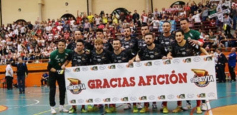 Los jugadores del Naturpellet agradecen el apoyo dispensado a su afición. / A.M.