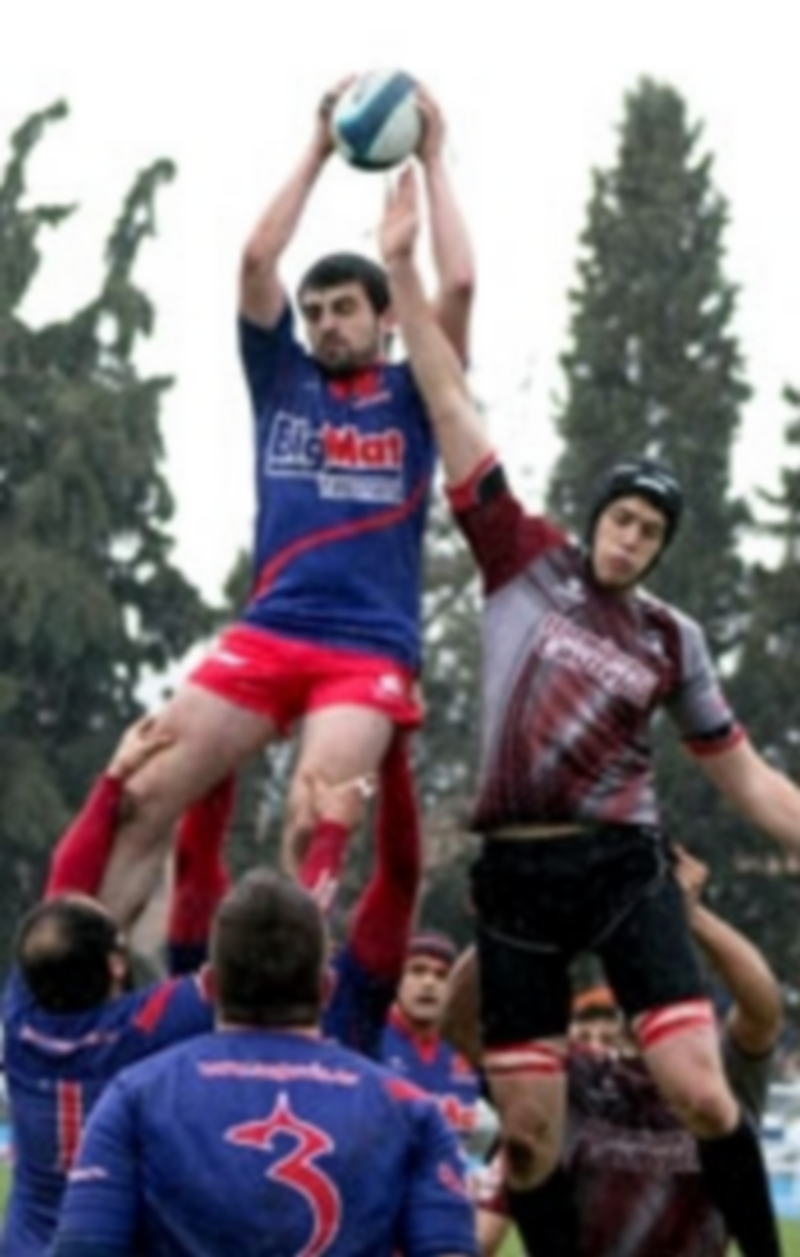 El jugador del BigMat Tabanera Lobos consigue hacerse con el oval tras ganar la touch. / EL ADELANTADO