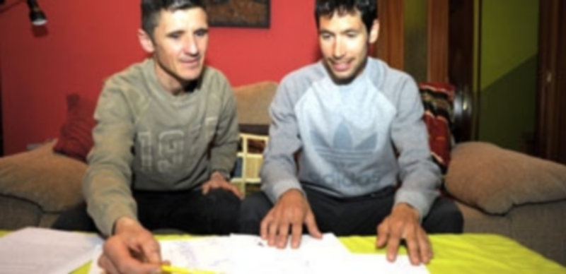 ‘Sueño olímpico’, la carta del coach mental Pedro Luis Gómez a Javi Guerra 1 Los atletas Pedro Luis Gómez y Javi Guerra repasando su plan específico de entrenamiento mental. / KAMARERO