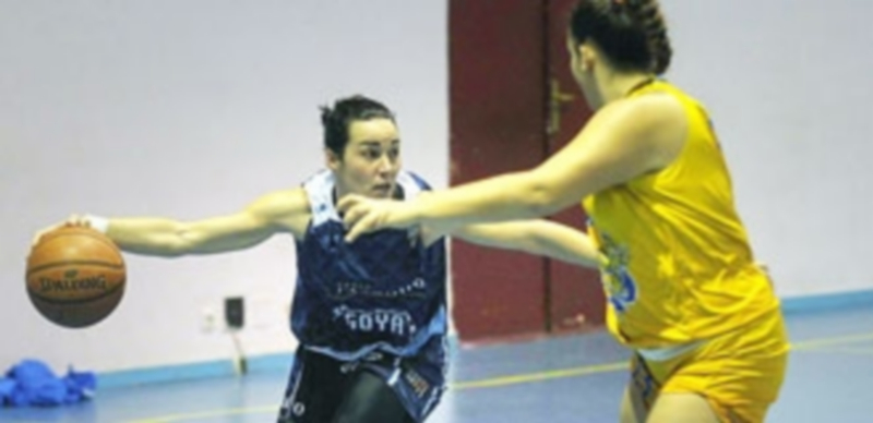 La jugadora del Unami Venta Magullo Alicia Alonso encara a una rival en un partido de liga regular. / KAMARERO