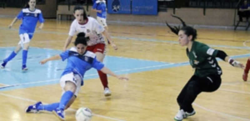 La lógica del gol 1 Laura Llorente intenta superar a Miri en un momento de la primera parte del encuentro que jugaron el Unami y el Naturpellet. / JAVIER VALLE