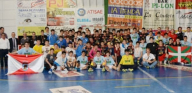 Foto de familia de los participantes en el Intersector cadete que se celebró en Nava de la Asunción y que registro un gran ambiente en las gradas. / AMADOR MARUGÁN