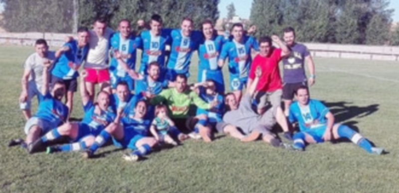 Equipo de la UD Villacastín tras lograr el pase a la final de la Copa ante el Turégano. / UD VILLACASTÍN