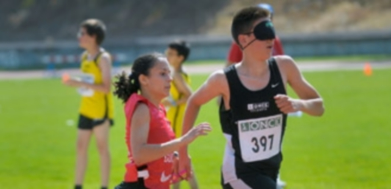 Un corredor de los 1.000 metros lisos masculino