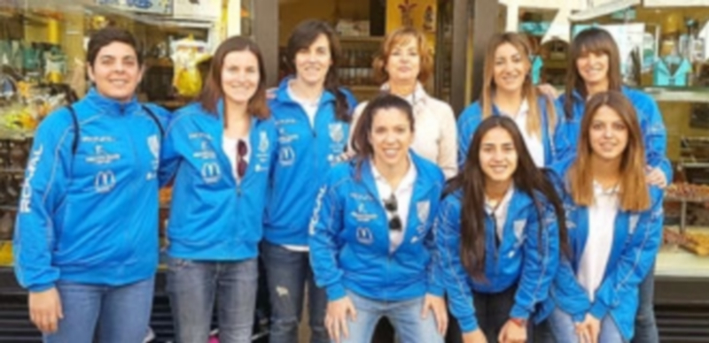Las jugadores del Unami Venta Magullo en la Pastelería Acueducto