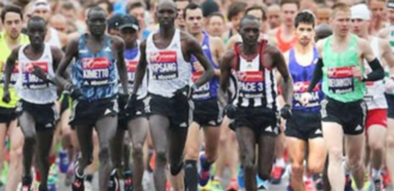 El segoviano Javi Guerra sale en primera línea del maratón de Londres junto a los atletas de origen africano. / LONDON MARATHON