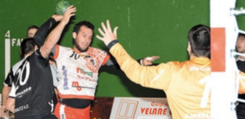 Un equipo sin alma 1 Darío Ajo intenta el lanzamiento sobre la meta del Zarautz en un encuentro anterior. / AMADOR MARUGÁN