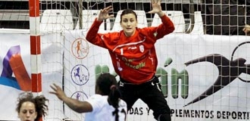 Una carrera ligada a la élite 1 La portera Cristina Maestro defendiendo la meta de su equipo de esta temporada