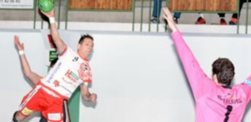 Bruno intenta culminar un contragolpe sobre la portería del Torrelavega. / AMADOR MARUGÁN