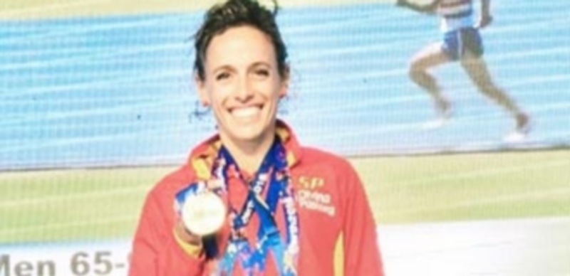 Carolina García luce sus cuatro medallas conseguidas en Perth. / EL ADELANTADO