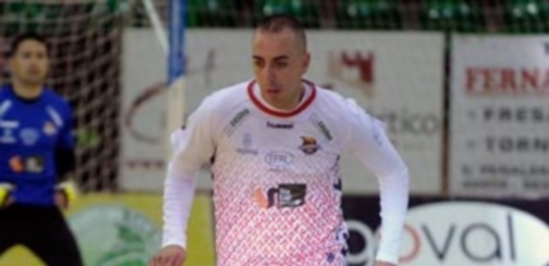 “Mi primera opción, Segovia” 1 Alvarito controla el balón en un partido jugado por el Naturpellet en el Pedro Delgado. / KAMARERO