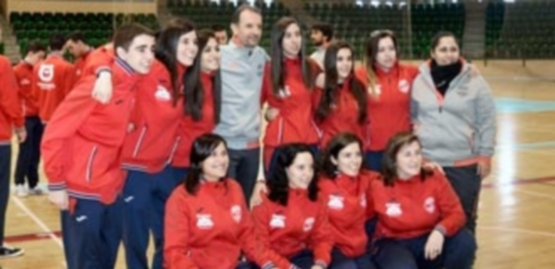 Plantilla femenina del Segosala con su entrenador Agustín Pérez