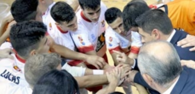 Los jugadores del Naturpellet Segovia Futsal hacen piña en torno a su entrenador Diego Gacimartín en un partido en el pabellón Pedro Delgado. / kamarero