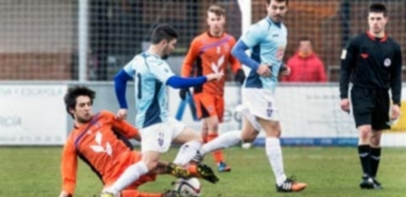 Una historia repetida 1 Rubén supera la entrada de un contrario ante la atenta mirada de Domingo durante el encuentro jugado en el campo de Castañares. / JESÚS MACÍAS