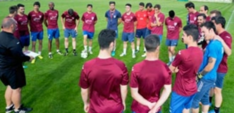 A la historia... o a la repesca 1 Abraham García se dirige a sus futbolistas en el inicio de la última sesión de preparación que realizó el equipo azulgrana sobre el césped de La Albuera. / KAMARERO