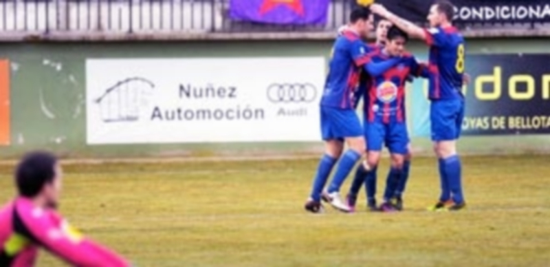 Los jugadores de la Segoviana celebran un gol ante la desolación del portero del Villaralbo David. / KAMARERO