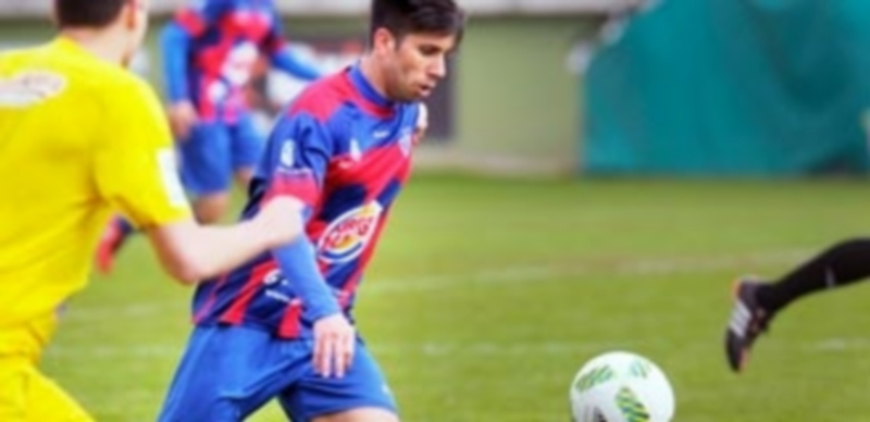 Fernan se dispone a controlar un balón. / KAMARERO