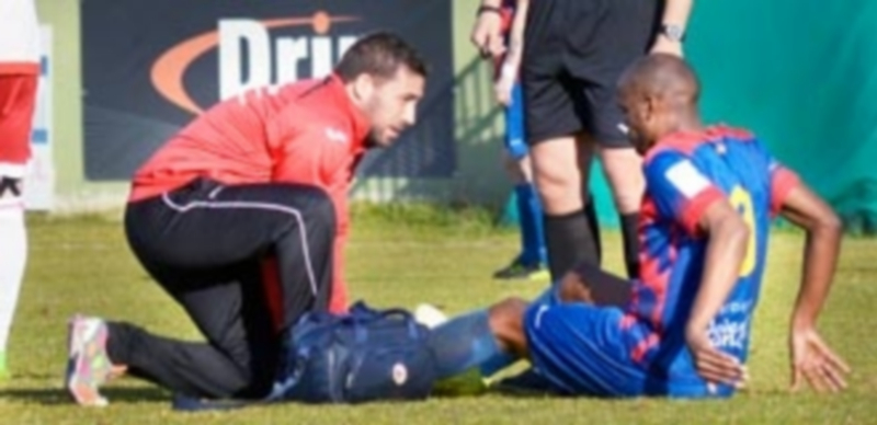 A la Segoviana le duele todo 1 El recuperador de la Segoviana intenta valorar la lesión de Ayrton durante el encuentro que la Segoviana jugó ante el Real Ávila. / TAMARA DE SANTOS