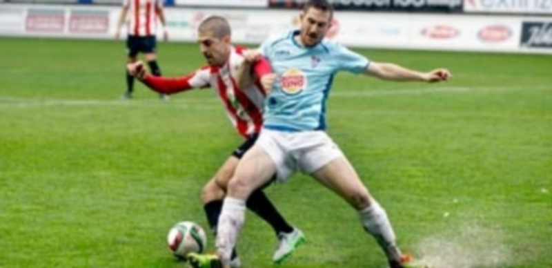 Dani Arribas pelea con un contrario por un balón dividido en el encharcado campo del Ruta de la Plata de Zamora. / EMILIO FRAILE