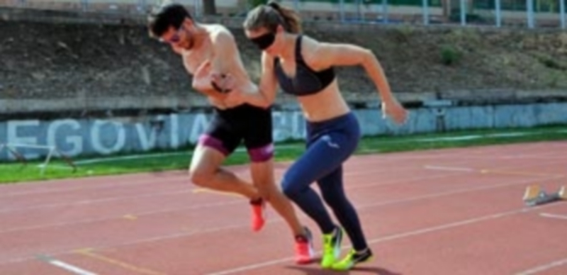 La atleta burgalesa Lia Beel junto a su guía