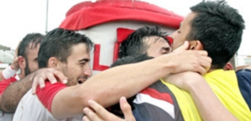 Los jugadores del Algeciras celebran la clasificación para la fase final por el ascenso a Segunda División B. / Europasur