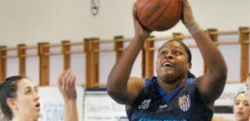 Suchitel Ávila mira al aro antes de lanzar el balón en una jugada del último partido contra el Maristas. / Juan Martín