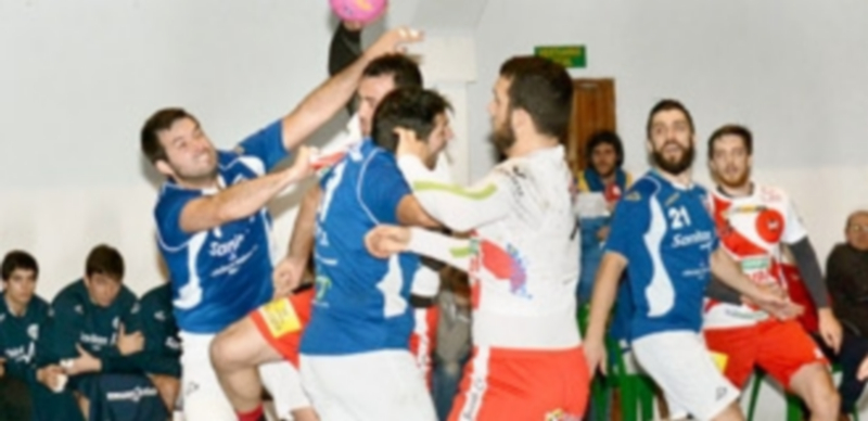 Carlos Villagrán trata de forzar la penetración en la defensa del Valladolid en el encuentro jugado en Nava. / A. Marugán