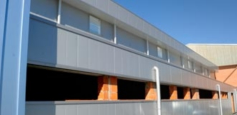 Imagen lateral del pabellón de Nava de la Asunción