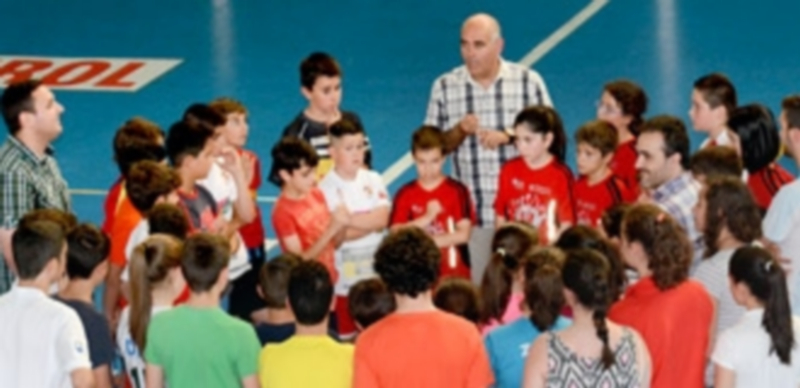 El exseleccionador nacional Juan Carlos Pastor da instrucciones a los niños que le acompañaron al pabellón tras la conferencia