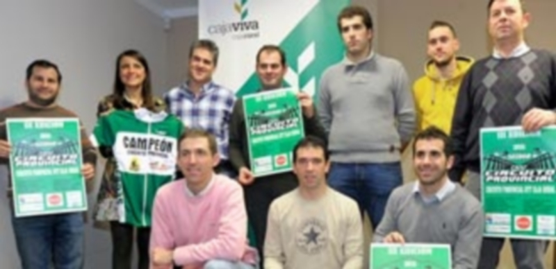 Los organizadores del circuito posan con el cartél y con el maillot de campeón. / Kamarero