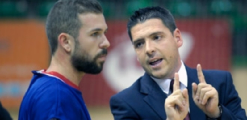 Diego Gacimartín da instrucciones a Buitre en un momento del partido jugado ante el Barcelona B. / Kamarero
