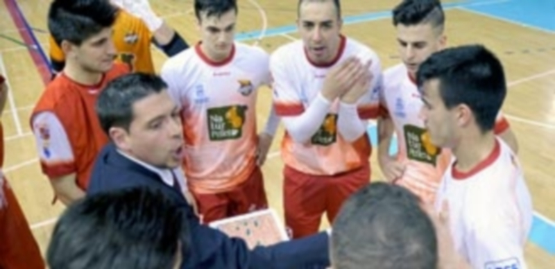 Diego Gacimartín da indicaciones a sus jugadores en un partido de liga disputado esta temporada