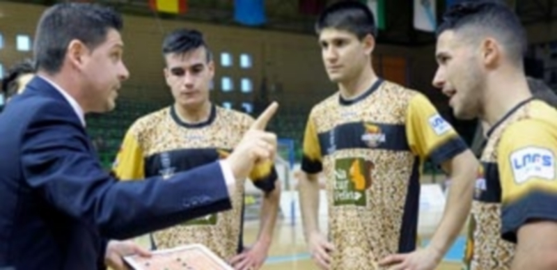 Diego Gacimartín da indicaciones a sus jugadores en pleno partido disputado en el pabellón Pedro Delgado. / Kamarero