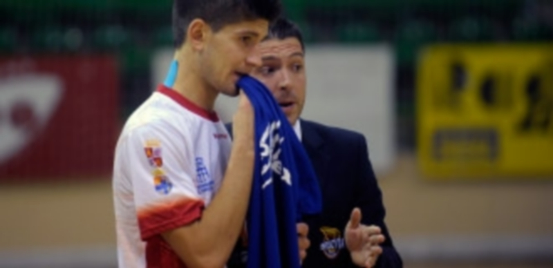 Diego Gacimartín dando instrucciones a uno de sus jugadores. / Kamarero